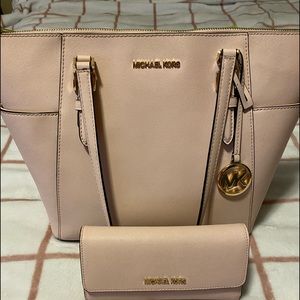 Authentic Michale kors bag & wallet. Great condition. Used but no tags.